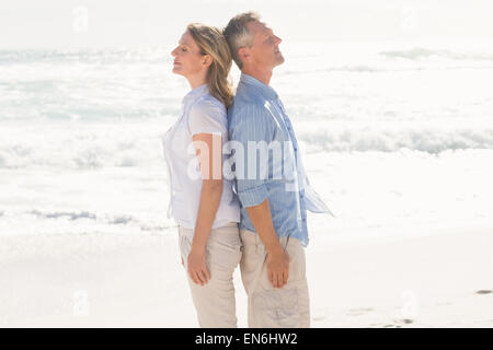 Glückliches Paar nah beieinander stehen Stockfoto