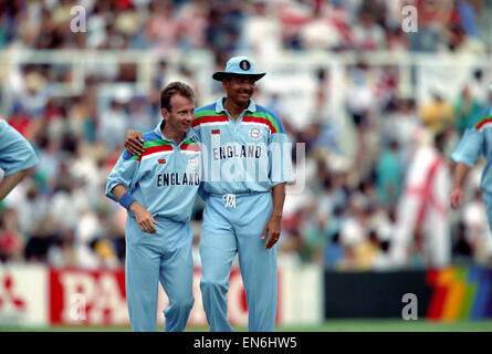 Kricket-Weltschale 1992 - Australien: Australien v. England in Sydney. England gewinnt mit 8 Wickets. Australien-171 (49 Over); England 173-2 (40,5 über). Neil Fairbrother und Philip DeFreitas. März 1992 Stockfoto