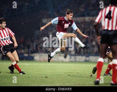 Englische League Division Two entsprechen im Upton Park. West Ham United 5 V Sunderland 0. West Ham Martin Allen rollt in seiner Seite das erste Tor nach neun Miniutes. 18. Oktober 1989. Stockfoto