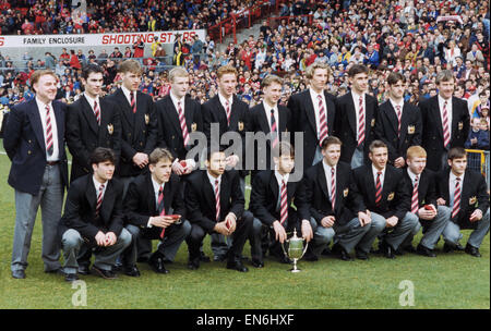 Manchester United-Jugend-Team-Spieler verneige mich vor der a-Nationalmannschaft Premier League-Spiel gegen den FC Chelsea im Old Trafford, wie sie mit ihren Lancashire League Champions Trophy Line-up. Hintere Reihe von links nach rechts: Jim Curran (Physiotherapeut), Keith Gille Stockfoto