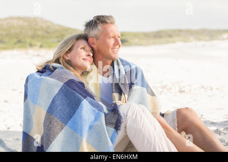 Glückliches Paar eingehüllt in Decke Stockfoto