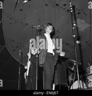 Die Rolling Stones durchführen auf der Bühne im Imperial Ballroom in Nelson Lancashire Brian Jones und Mick Jagger. 25. Juli 1964. Stockfoto