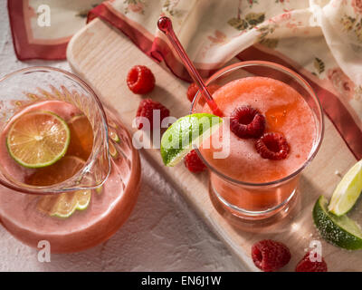 Himbeer-Limetten-Spa-Wasser Stockfoto