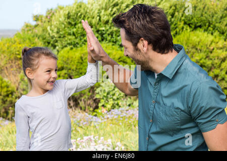 Vater und Tochter hohe fiving Stockfoto