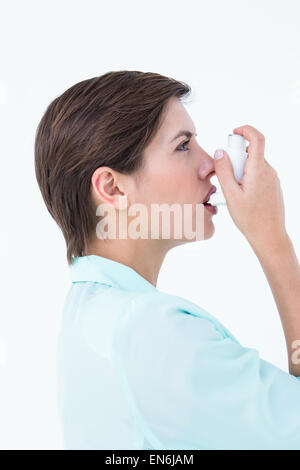 Hübsche Frau mit ihren Inhalator Stockfoto