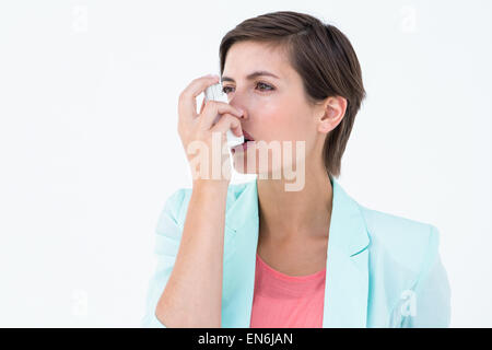 Hübsche Frau mit ihren Inhalator Stockfoto