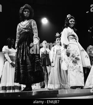Miss World-Wettbewerb in der Royal Albert Hall, 20. November 1970. Miss Italien Marika de Poi (links) und Hisayo Nakamura, Miss Japan. Stockfoto