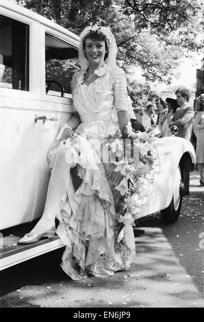 Schauspielerin Sherrie Hewson abgebildet während ihrer Hochzeit mit British Aerospace Ingenieur Ken Boyd in der St. Andrews Church in gemeinsamen Schinken, Surrey. Sie trug ein reines Seidenkleid von 1910 und verwendet einen Jahrgang 1929 weißen Rolls-Royce. 15. Mai 1982. Stockfoto