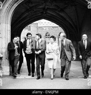 Richard Burton und Elizabeth Taylor Merton College in Oxford zu besuchen, die Produktion von "Herr Faustas" in dem sie beide kostenlos Star sind zu diskutieren. 1. Februar 1966. Stockfoto