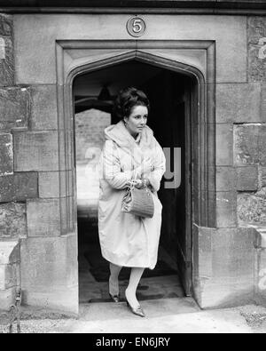 Richard Burton und Elizabeth Taylor Merton College in Oxford zu besuchen, die Produktion von "Herr Faustas" in dem sie beide kostenlos Star sind zu diskutieren. 1. Februar 1966. Stockfoto