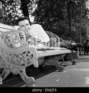 Jazz-Trompeter Kenny Ball in Londons Böschung Gärten während der Proben abgebildet. 13. Juni 1962. Stockfoto