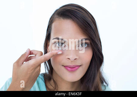 Schöne Frau, die Anwendung von Kontaktlinsen Stockfoto