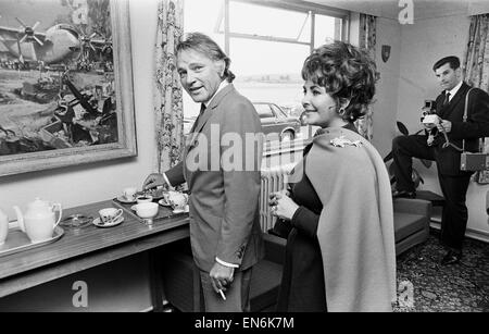 Richard Burton & Elizabeth Taylor nach der Ankunft Privatjet an RAF Abingdon, Oxfordshire, 13. Oktober 1967. Stockfoto