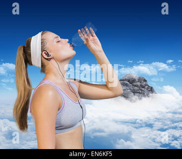 Zusammengesetztes Bild sportliche blonde Trinkwasser Stockfoto