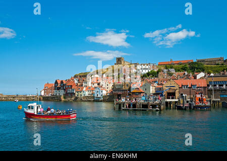 Blick auf das kleine Fischerboot, das Whitby Harbour im Sommer verlässt North Yorkshire England Großbritannien Großbritannien Großbritannien Großbritannien Großbritannien Großbritannien Großbritannien Großbritannien Stockfoto