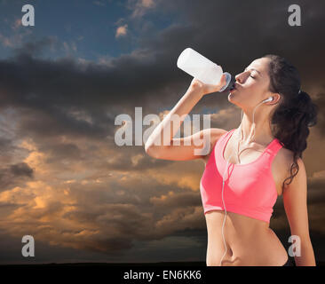 Zusammengesetztes Bild schöne gesunde Frau Trinkwasser Stockfoto