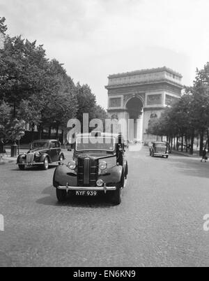 Ein Austin FX3 Taxi Teil von London nach Paris-Taxi-Service hier auf dem Arc de Triomphe in Paris zu sehen. 2. Juli 1950 Stockfoto