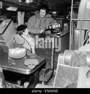 Monte Carlo or Bust. Verlassen dieses Wochenende in einem Reisebus, wobei das Gepäck der Monte-Carlo-Treiber sind zwei ihrer Frauen, Frau Nevil Lloyd (l) und Mrs Jack Kemsley (r), der Trainer ist auch ausgestattet mit Cocktailbar, Sonntag, 16. Januar 1955. Stockfoto