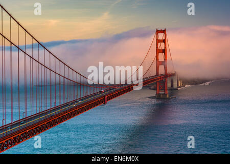 Blick auf den Sonnenuntergang von der Golden Gate Bridge und Nebel aus Batterie Spencer, Golden Gate National Recreation Area in San Francisco, Cal Stockfoto