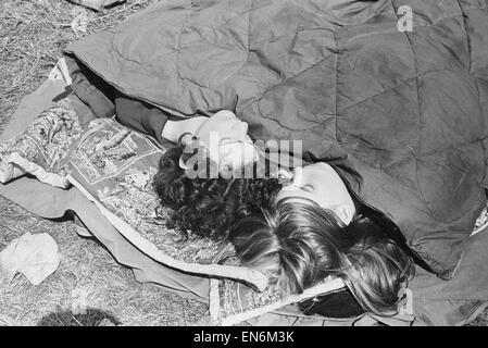 Lesung Pop Festival. Junge Besucher bekommen ein paar Minuten Pause zwischen den Bands zu beobachten. 26. Juni 1971. Stockfoto