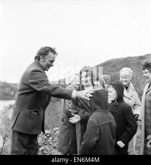 Die Standorte für den Film "Under Milk Wood", zeigen die walisischen Dorf Llaregub, So es in das Dorf Bugerall, Richard Burton betrachtet die Szene. Fishguard ist der Ort für diese fiktive walisischen Dorf. Ein Lokalmatador bekommt einen Klaps von Richard Stockfoto