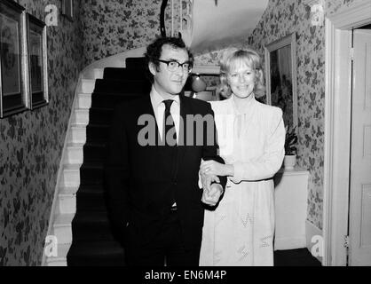 Dramatiker Harold Pinter und Autor Dame Antonia Fraser im Bild zusammen auf dem Flur ihres Hauses, 9. Oktober 1980. Es wurde berichtet, dass das Paar heimlich geheiratet haben und nach der Zeremonie sie zurück zu einer Party bei ihr zu Hause ging. Stockfoto