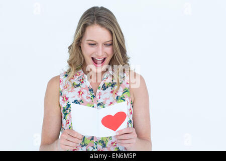 Lächelnde Frau Liebesbrief lesen Stockfoto