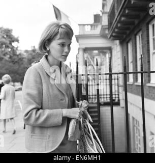 Mia Farrow Ehefrau von Frank Sinatra gesehen hier Rückkehr in ihrer Wohnung Grosvenor Square nach einem Einkaufsbummel in der Stadt. Sie trug noch die blonde Perücke, in der sie früher in den Tag gesehen hatte. 4. August 1966 Stockfoto