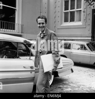 Bandleader, John Barry, der John Barry sieben musikalische Gruppe kommt für eine Aufnahme-Session in Avenue Road Studios, 23. September 1962. Stockfoto