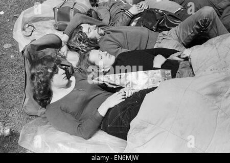 Lesung Pop Festival. Junge Besucher bekommen ein paar Minuten Pause zwischen den Bands zu beobachten. 26. Juni 1971. Stockfoto