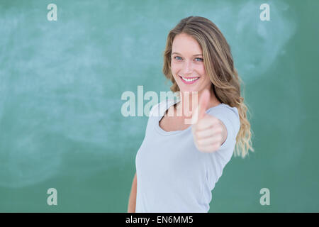 Lächelnd Lehrer stehen Daumen oben vor Tafel Stockfoto