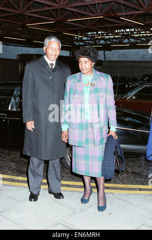 Nelson Mandela Führer des African National Congress (ANC) und Frau Winne gesehen hier bei ihrer Ankunft im Vereinigten Königreich 15. April 1990 Stockfoto