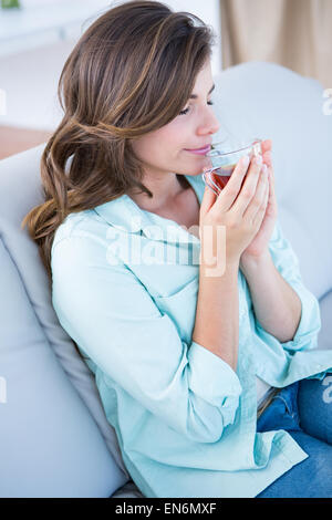 Friedliche Frau Tasse Tee trinken Stockfoto