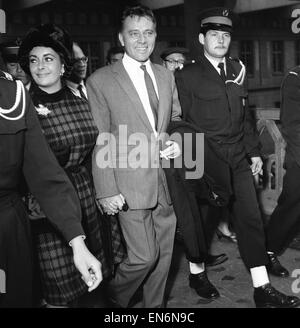 Richard Burton und Elizabeth Taylor nach dem Aussteigen aus der Königin-Elizabeth in Cherbourg und weiter nach Paris mit dem Zug. 12. Oktober 1964. Stockfoto