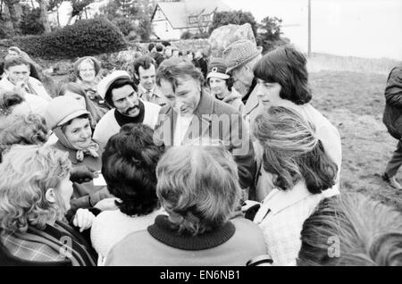 Die Standorte für den Film "Under Milk Wood", zeigen die walisischen Dorf Llaregub, So es in das Dorf Bugerall, Richard Burton betrachtet die Szene. Fishguard ist der Ort für diese fiktive walisischen Dorf. Richard Burton trifft den Ansturm von ho Stockfoto