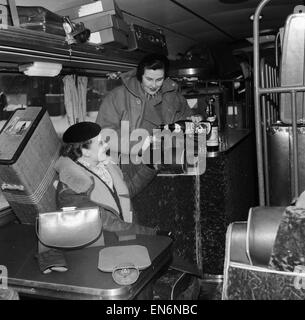 Monte Carlo or Bust. Verlassen dieses Wochenende in einem Reisebus, wobei das Gepäck der Monte-Carlo-Treiber sind zwei ihrer Frauen, Frau Nevil Lloyd (l) und Mrs Jack Kemsley (r), der Trainer ist auch ausgestattet mit Cocktailbar, Sonntag, 16. Januar 1955. Stockfoto