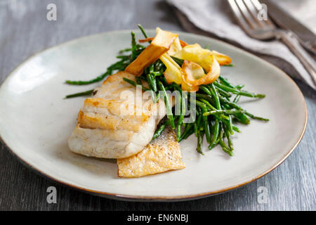 Wolfsbarschfilet mit Pastinaken und Queller Stockfoto