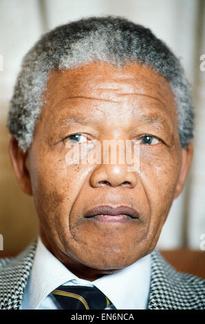 Nelson Mandela-Führer von der African National Congress (ANC) hier zu sehen in einem exklusiven Interview mit täglicher Spiegel Reporter Noreen Taylor in seinem Hause Soweto 15. April 1990 Stockfoto