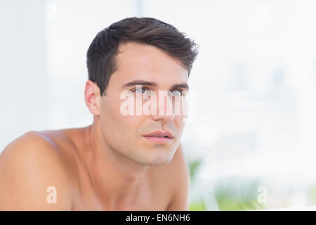 Nachdenklich Patienten liegen auf Massagetisch Stockfoto