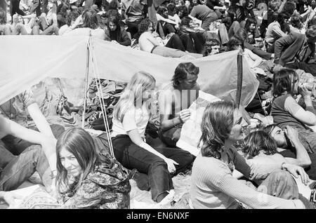 Lesung Pop Festival. Junge Besucher mit ihren Kunststoff-Folie zum Schutz vor dem Regen Uhrenarmbänder auf der Hauptbühne. 26. Juni 1971. Stockfoto