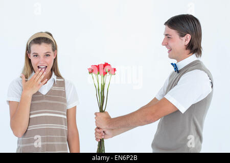 Geeky Hipster mit roten Rosen zu seiner Freundin Stockfoto