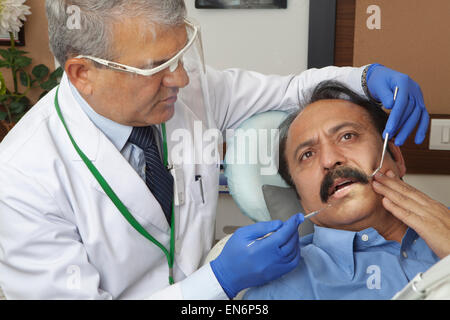 Zahnarzt Patienten Zähne überprüfen Stockfoto