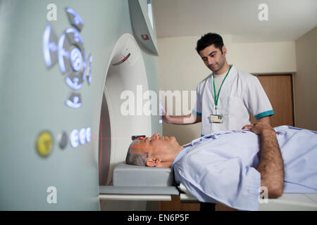 Medizintechniker mit Patienten auf CT-scanner Stockfoto