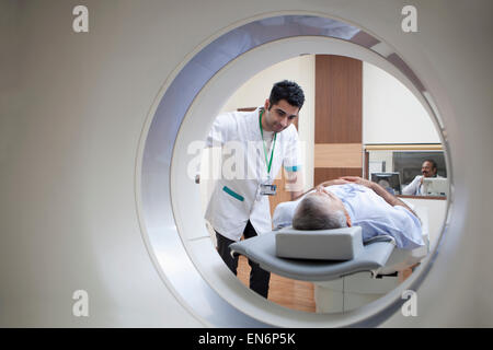 Medizintechniker mit Patienten auf CT-scanner Stockfoto