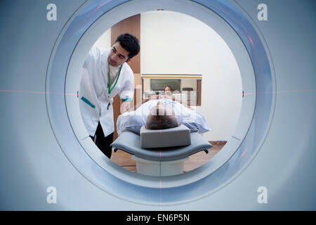 Medizintechniker mit Patienten auf CT-scanner Stockfoto