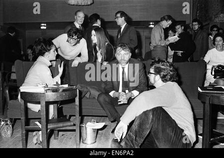 Richard Burton und Elizabeth Taylor Merton College in Oxford zu besuchen, die Produktion von "Herr Faustas" in dem sie beide kostenlos Star sind zu diskutieren. 1. Februar 1966. Stockfoto