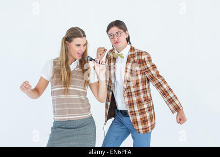 Glücklich geeky Hipster singen mit Mikrofon Stockfoto