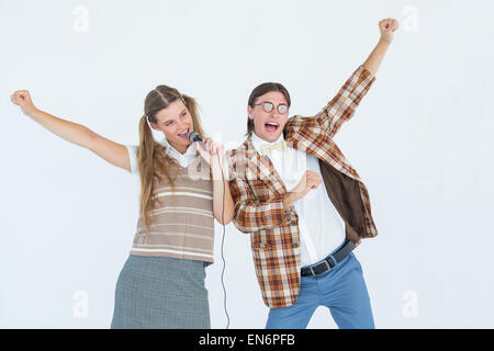 Glücklich geeky Hipster singen mit Mikrofon Stockfoto