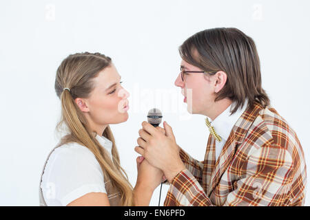 Glücklich geeky Hipster singen mit Mikrofon Stockfoto