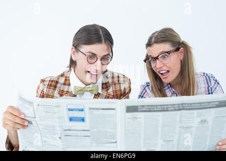 Geeky Hipster, die Zeitung zu lesen Stockfoto